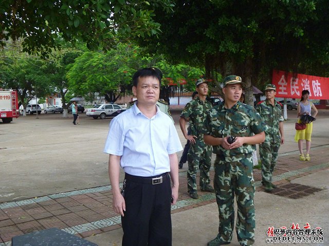 (左一)郑文彬校长.jpg