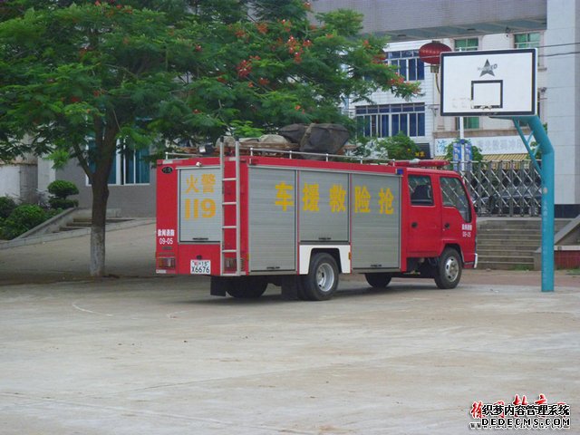 消防官兵出动.jpg