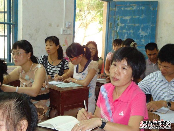黄晨芬教研员.jpg