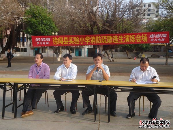 左起:杨海波副校长 郑文彬校长 梁栋才副校长 刘凌江主任.jpg