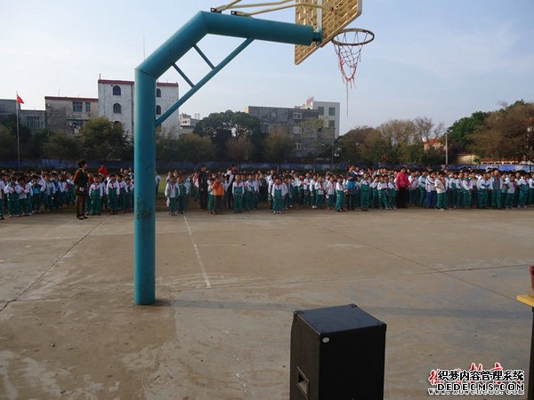全校聚合于操场.jpg