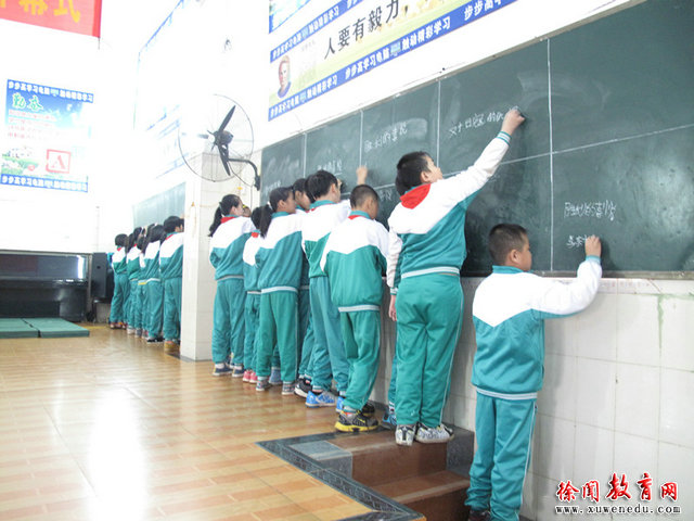 郑校长课堂上学生展示.JPG