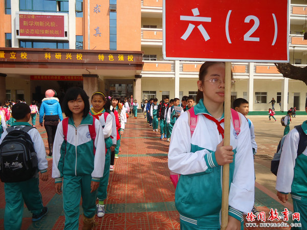 放学后,排好整齐队伍离开学校.JPG